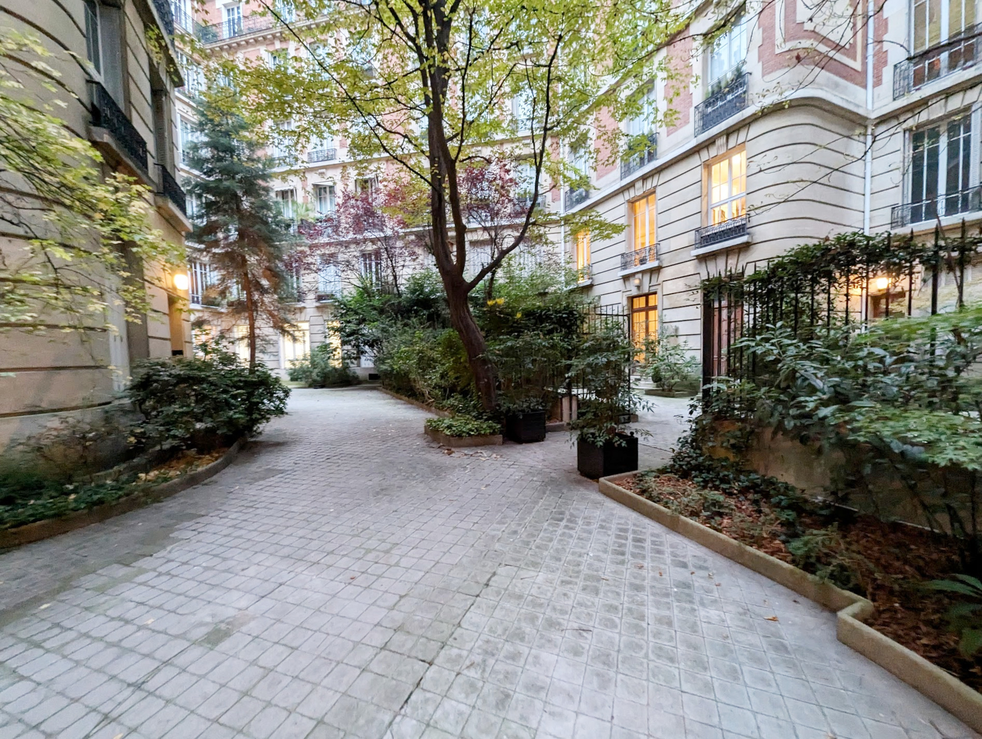 Cour intérieure. Habitation et bureaux Paris 17e arrondissement